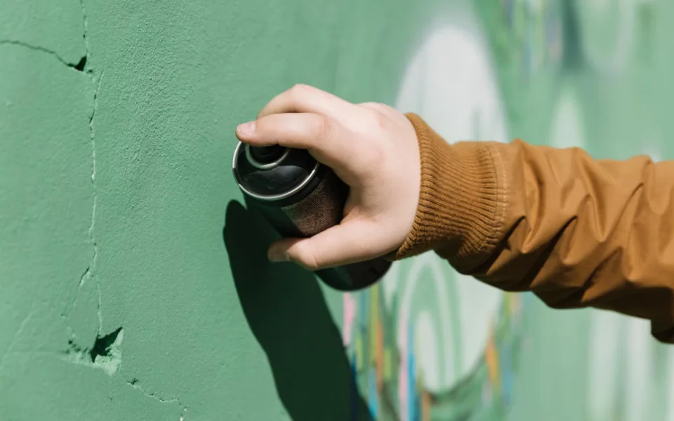 Vandalismus a sprejeři: Kdy vám pojišťovna zaplatí novou fasádu? 