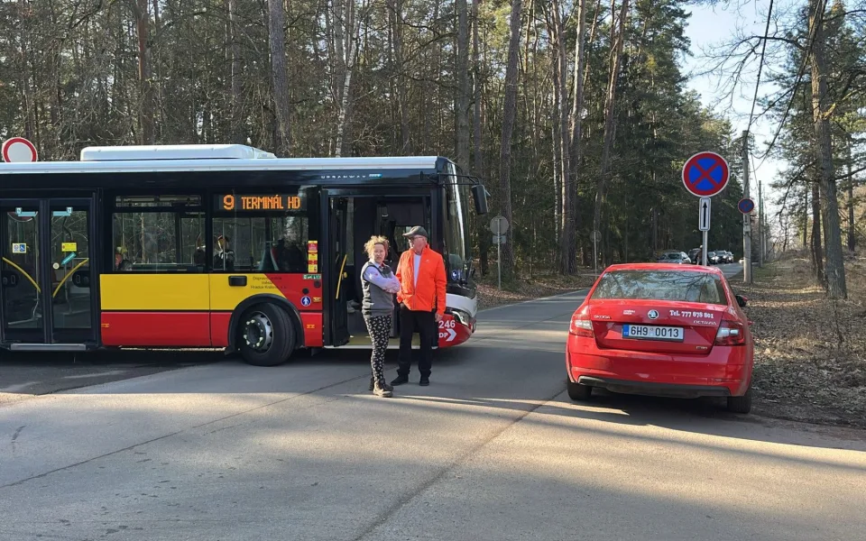 Kvůli špatně zaparkovanému autu se nemohl vytočit autobus a doprava se na čas úplně zastavila.