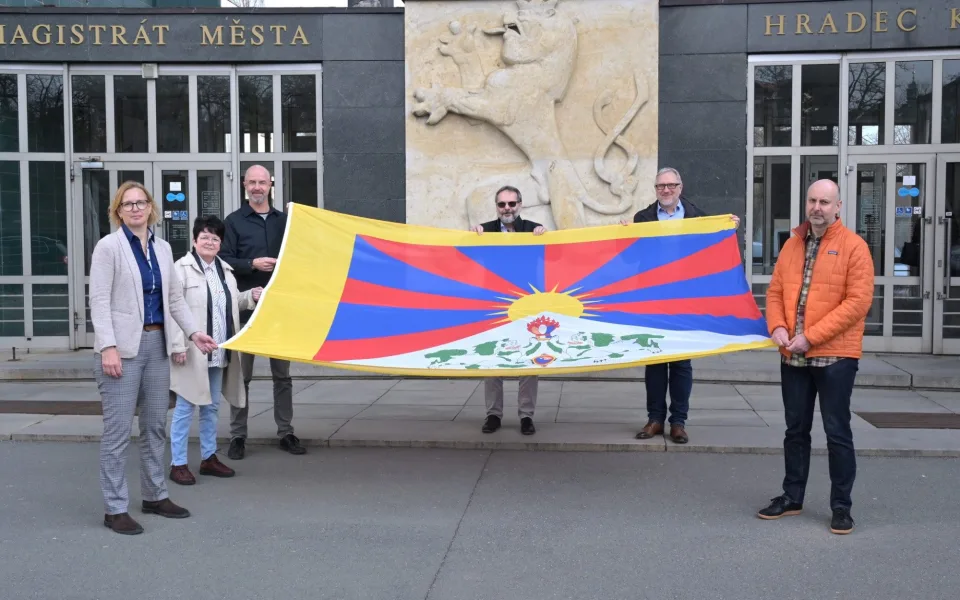 Hradecká radnice se 10. března připojila k symbolické kampani Vlajka pro Tibet