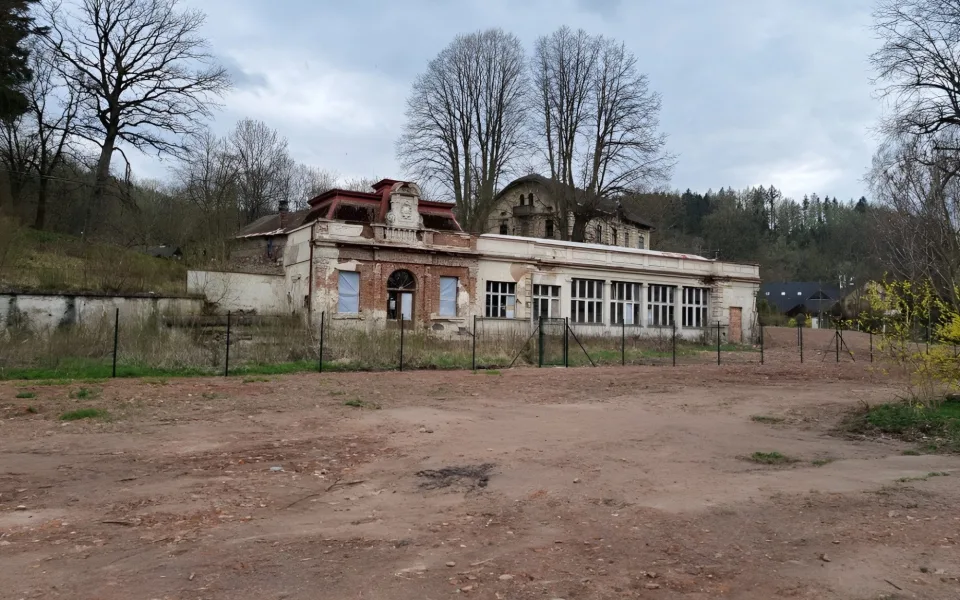 Na okraji Náchoda v městské části Běloves pokračuje obnova lázeňského areálu Velkých lázní.