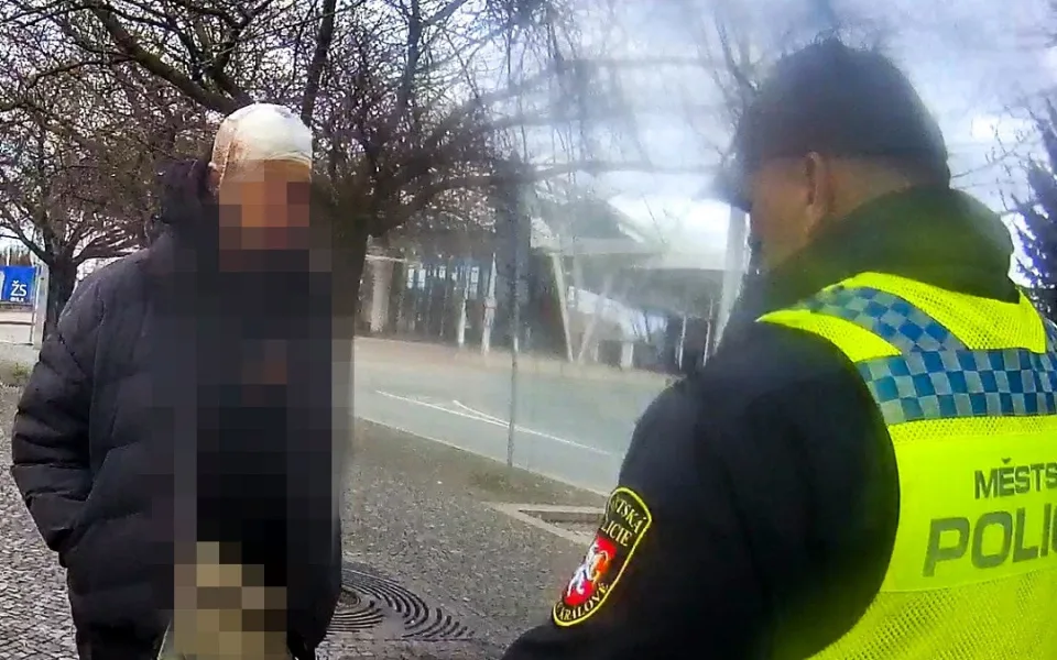 Hradečtí strážníci dnes řešili případ zraněného muže s obvázanou hlavou a zakrváceným oděvem. Ten odešel z fakultní nemocnice.