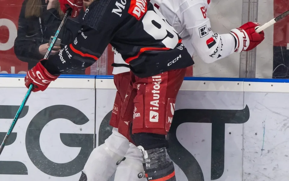Hokejisté Třince zahájili čtvrtfinále výhrou v Hradci Králové 4:2