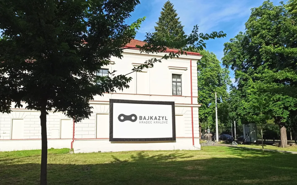 Bajkazyl Hradec Králové - Klub pro podporu udržitelné dopravy. Cyklokavárna, dílna, recyklační a kulturní bod.