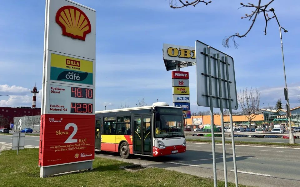 Litr Naturalu 95 u čerpací stanice Shell v Hradci Králové vyjde na 42,90, nafta pak na 48,10.