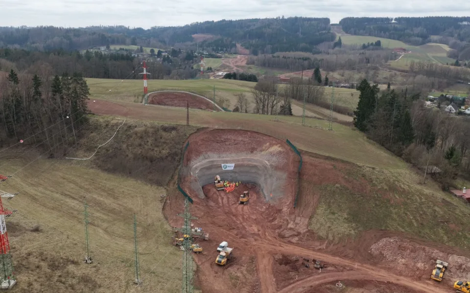 Stavbaři na obchvatu Náchoda prorazili 363 metrů dlouhý tunel Dolní Radechová