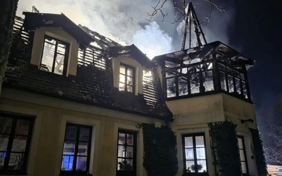 Dvoupatrovou vilu na Benecku zničily plameny, míří tam vyšetřovatel
