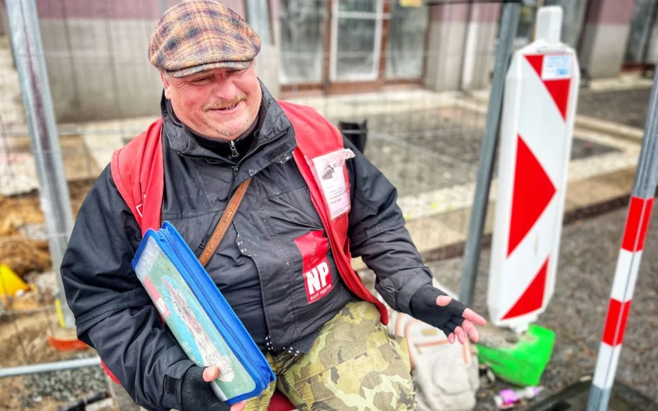 Z výšky sedmnácti metrů na dno, příběh prodejce Nového prostoru Tomáše dojímá