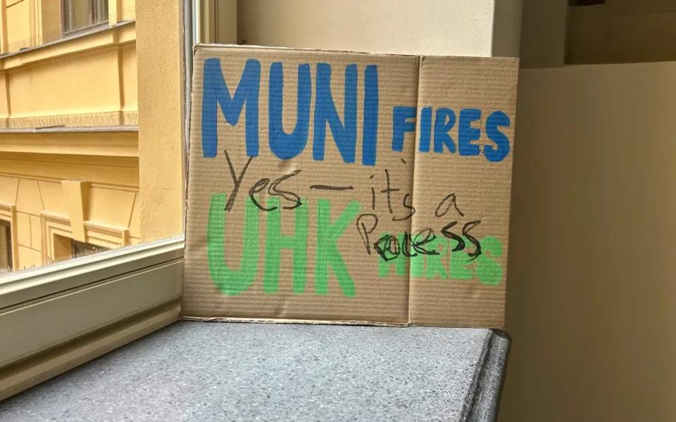 Zatímco děkan Jan Prouza mluví o získání vědecké kapacity a odmítá mediální kampaň, studenti protestují plakáty a mluví o strachu.