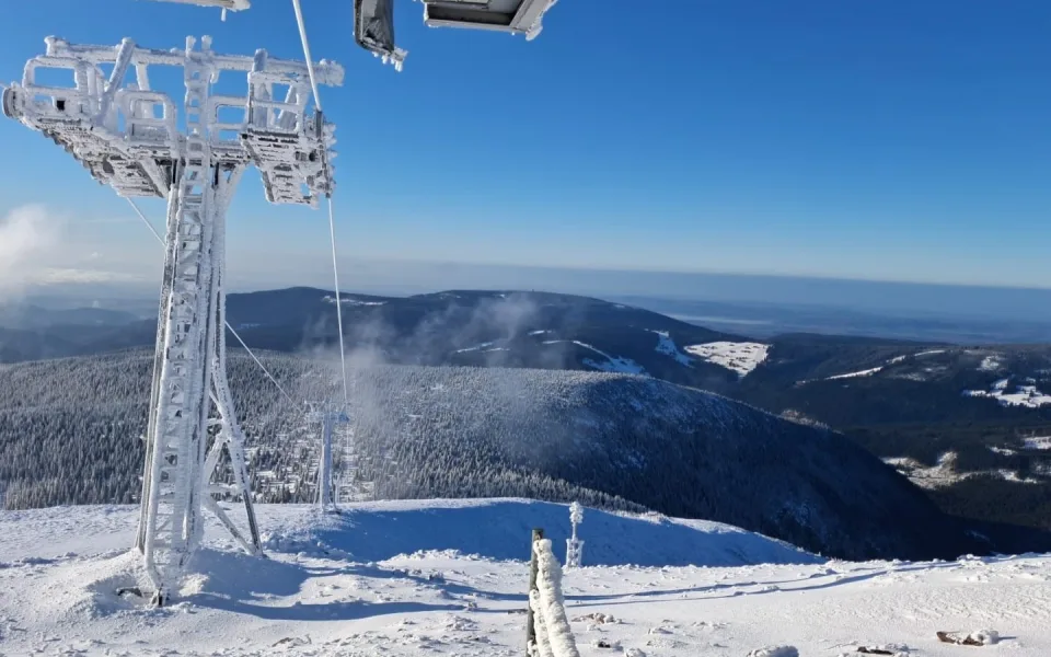 Ve Špindlerově Mlýně, Peci pod Sněžkou i v Orlických horách se stále lyžuje