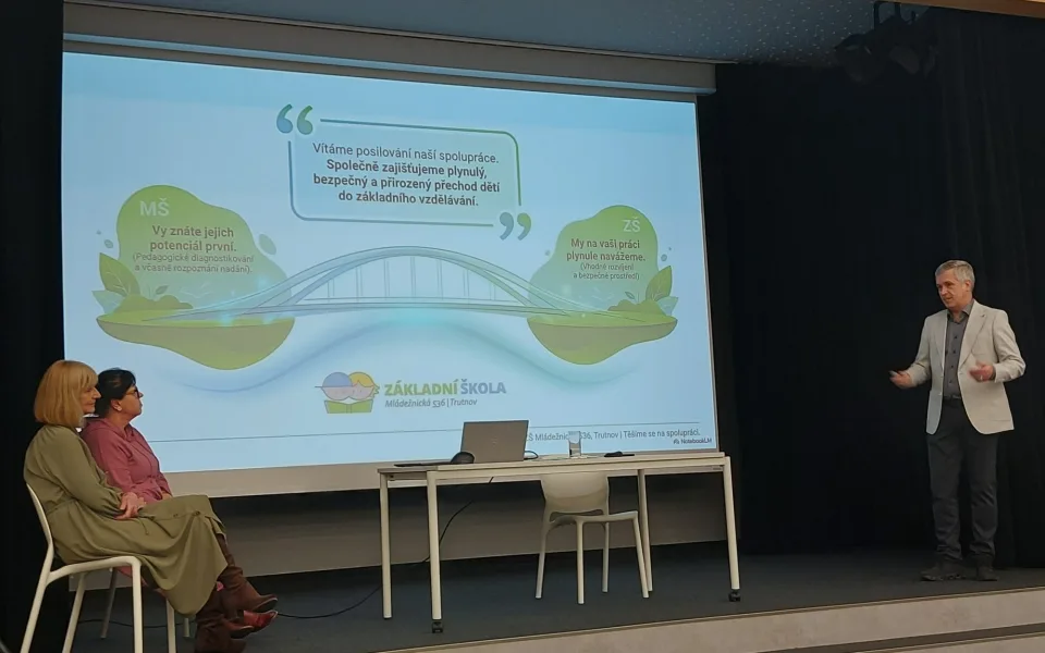 Setkání pedagogů z Trutnovska, které proběhlo v moderních prostorách ZŠ Trutnov, Mládežnická.