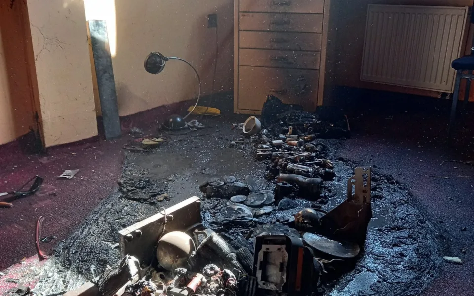 Dobrovolní hasiči zachránili dům v Žacléři