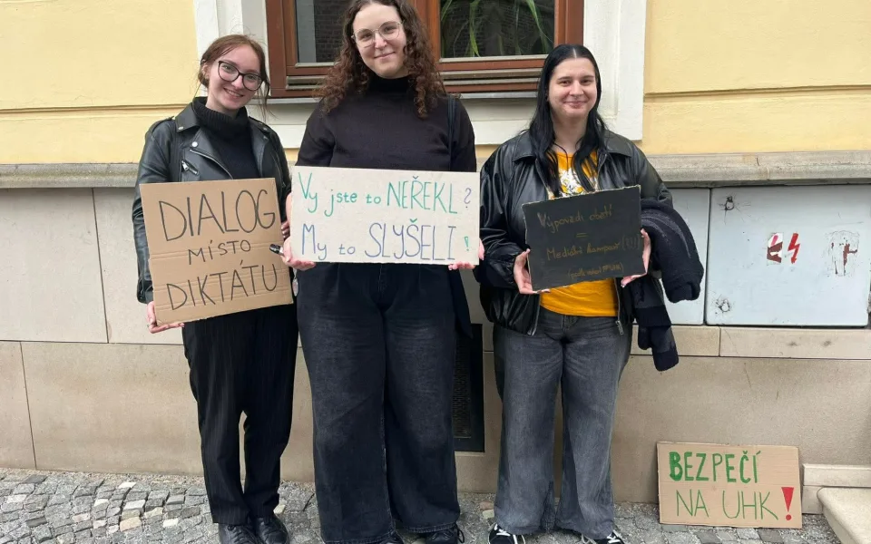 Studenti demonstrovali před rektorátem Univerzity Hradec Králové.