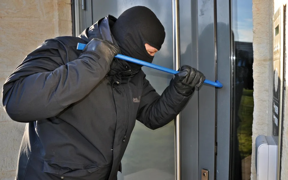 Koblihy jako stopa. Policie v Jaroměři rozkryla sérii vloupání