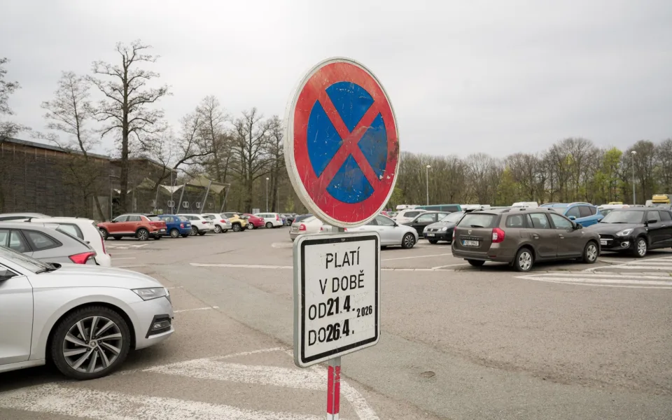 Od zítřka u hradecké Flošny nezaparkujete, bude se tam chystat Majáles