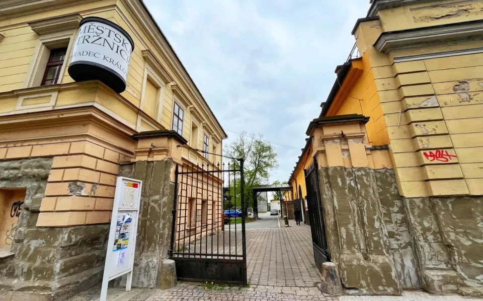 Z hradeckých Gayerových kasáren zmizela část zdiva, důvodem je vlkhost