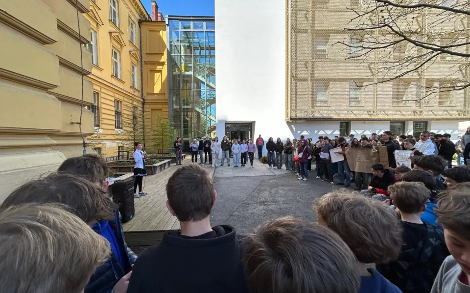 Za minutu dvanáct – v tento symbolický čas se před budovou Biskupského gymnázia v Hradci Králové sešlo zhruba dvě stě studentů, aby vyjádřili podporu veřejnoprávním médiím.