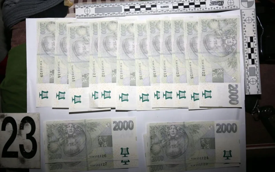 Pachatele však vyrušil majitel, přesto se jim podařilo z místa uprchnout i s téměř 300 tisíci korunami. Zároveň způsobili škodu na majetku.
