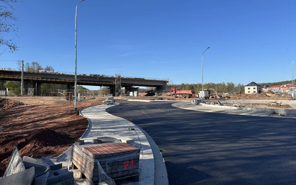 Hlavní tah silnice I/33, kudy denně projede na 24 000 osobních aut a 6 000 kamionů, bude v úseku u hypermarketu Albert sveden do jednoho jízdního pruhu.