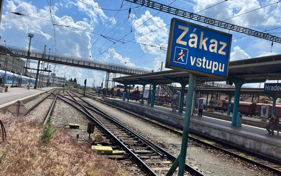 V Hradci Králové vlak projel návěstidlo, provoz byl dočasně zastaven