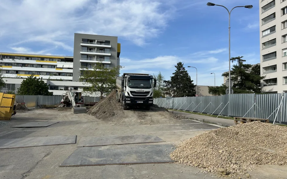 Třípodlažní objekt vyroste na místě stávajícího parkoviště, které už dlouhodobě nestačí poptávce.