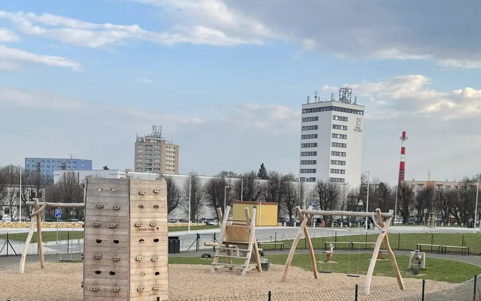 Mezi výškovými budovami, kterým místní s nadsázkou říkají „jíčínské mrakodrapy“, se brzy projdou slacklineři na laně dlouhém 260 metrů.