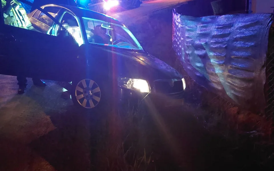 Řidič skončil se Superbem na Rychnovsku v příkopě, měl skoro tři promile