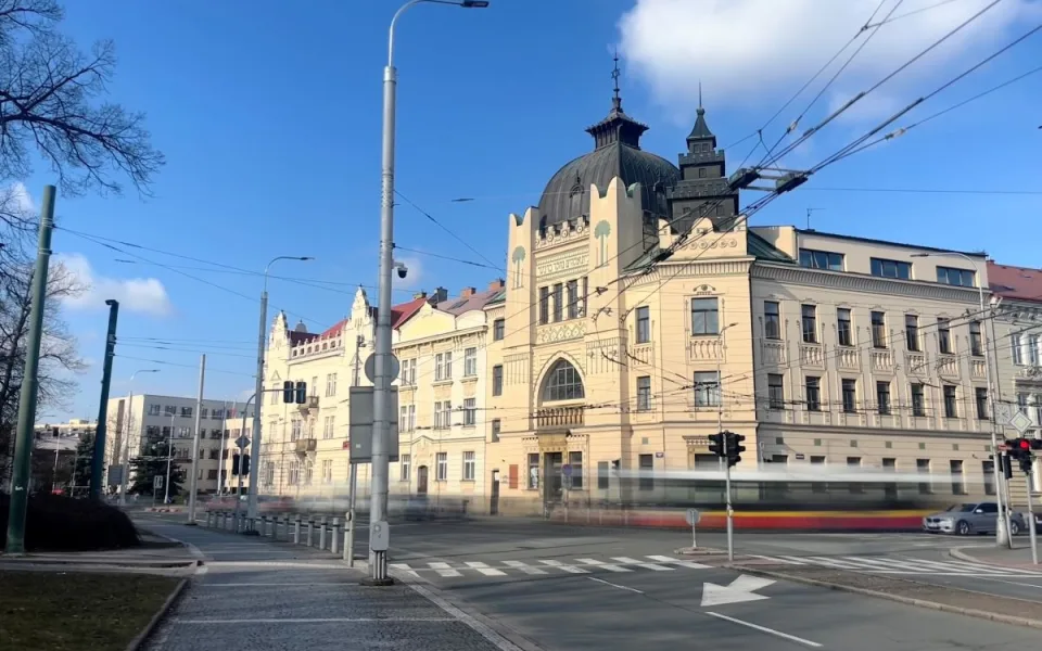 V Pardubicích je zrušily, Hradec si bus pruhy nechá zatím nakreslit