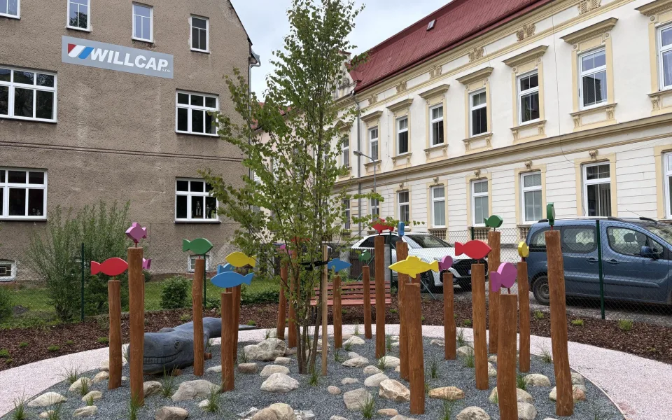 Autorkou návrhu je zahradní architektka Petra Löffelmannová, která se inspirovala knihou Zahrada od Jiřího Trnky.
