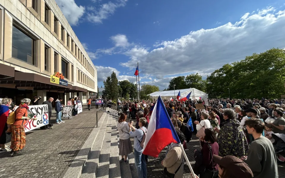 Stovky lidí zaplnily centrum Hradce Králové, aby vyjádřily podporu České televizi a Českému rozhlasu.