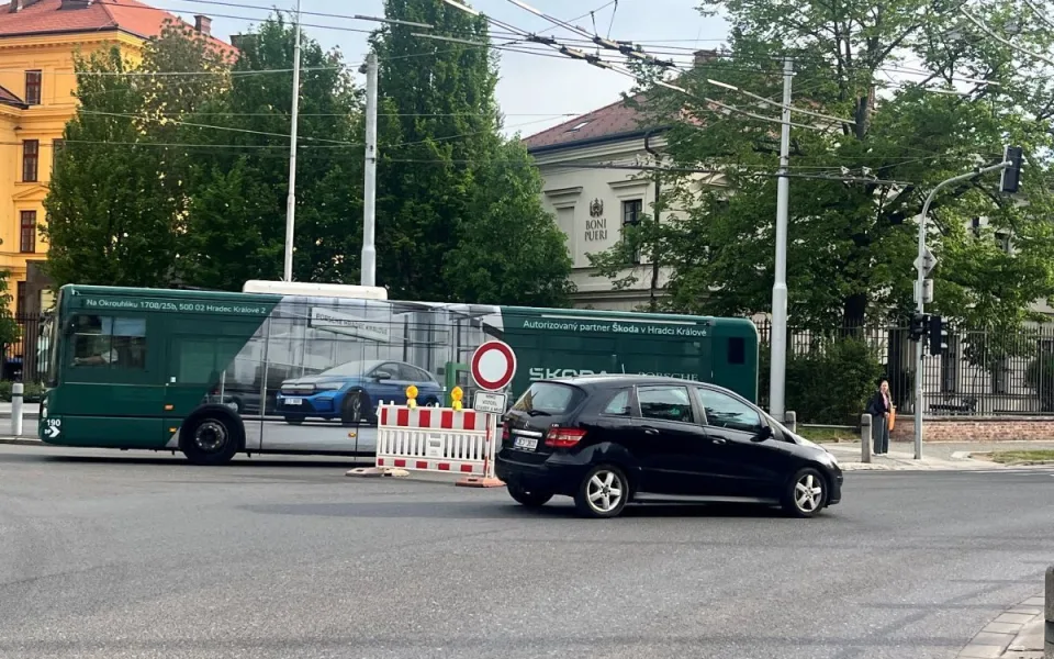 Za týden padlo sto pokut, řidiči dál jezdí do zákazu na hradecké ČSA