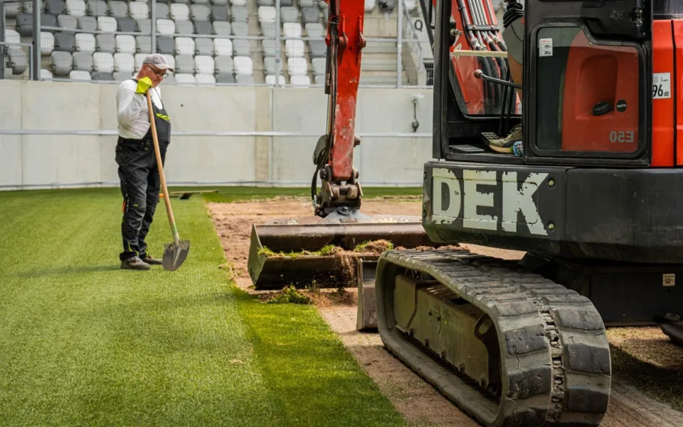 FOTO: Fotbalový Hradec Králové bude mít od nové sezony hybridní trávník