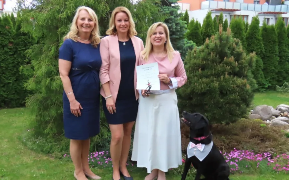 Lékařka z Hradce dostala cenu za dobrovolnictví, pomáhá se svou labradorkou
