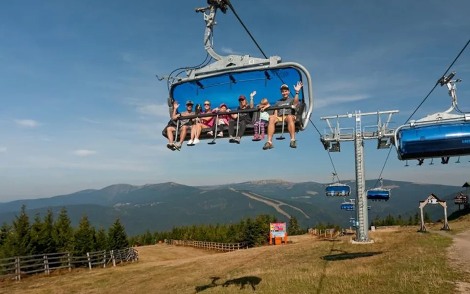 Do letního provozu v Krkonoších vstupují další lanovky, i ve Svatém Petru. Foto: Skiareál Špindlerův Mlýn