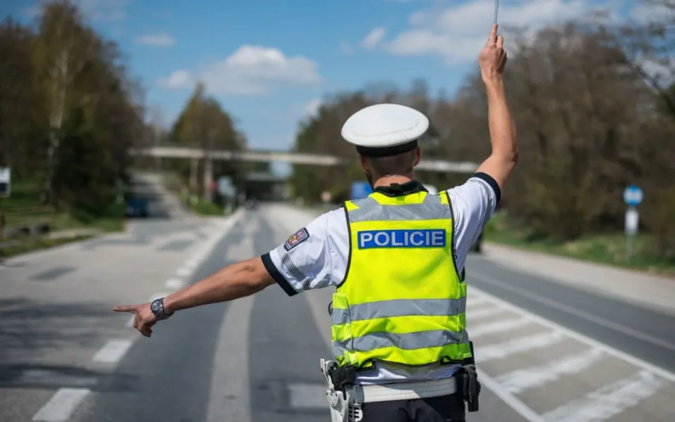 Prozradily ho pantofle, policejní hlídku v Týništi opilý řidič neoklamal