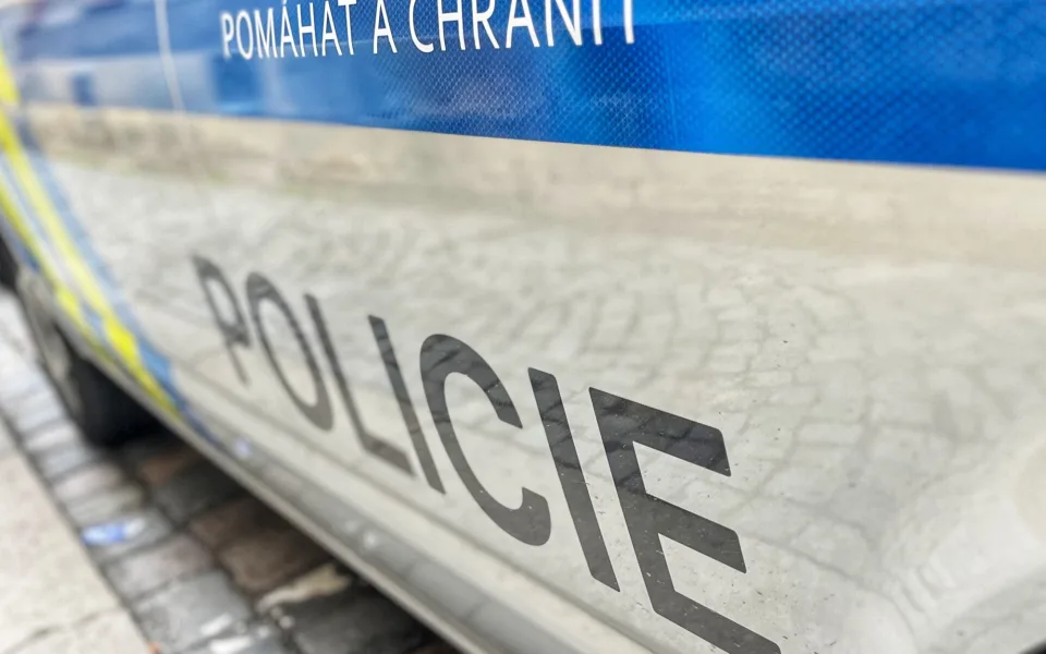 Policie posiluje hlídky, u hradeckého letiště už jsou první rockoví fanoušci