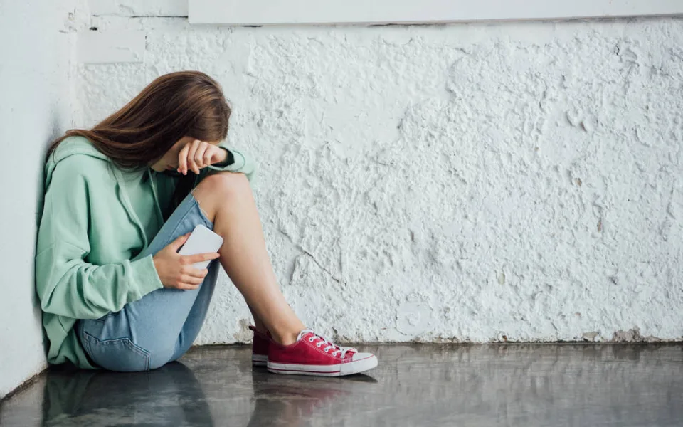 Řezání u dětí, vydírání a nahé fotky. Kampaň Než klikneš varuje před online hrozbami