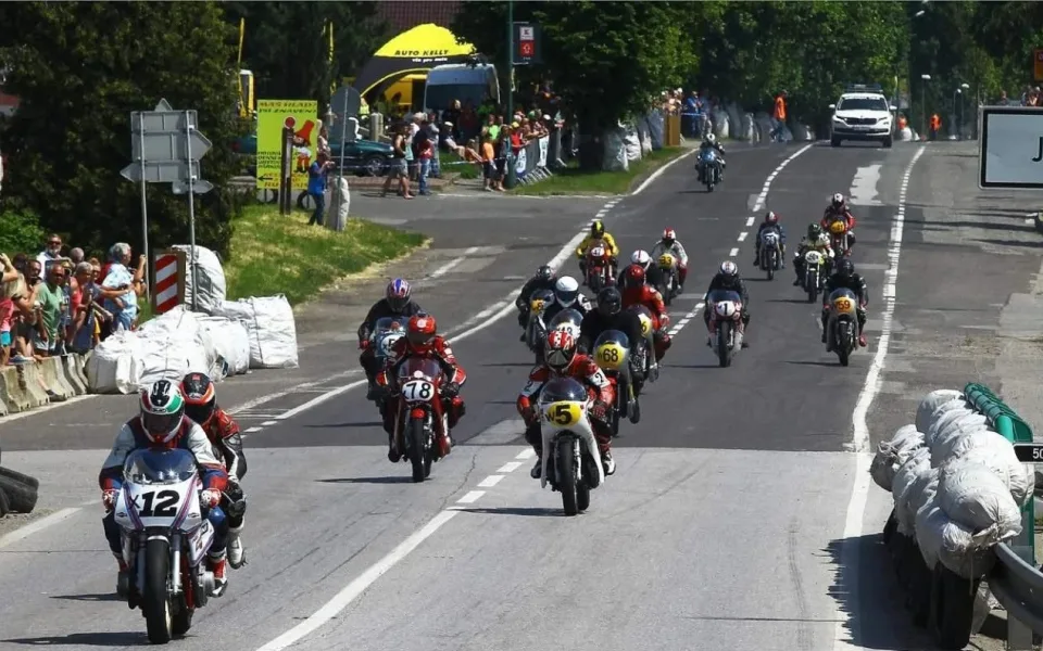 Motocyklové závody v Jičíně o víkendu zkomplikují dopravu