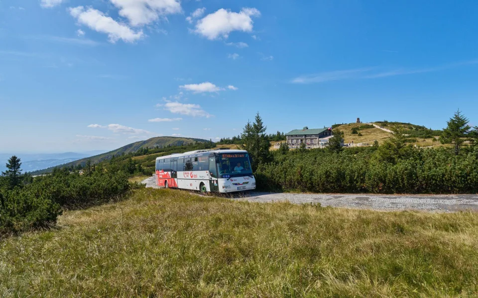 Turistické autobusy v Krkonoších