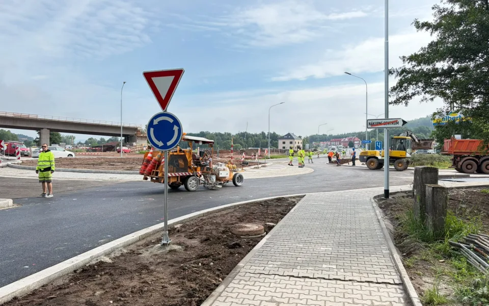 Nová okružní křižovatka na silnici I/33 v Náchodě-Bělovsi je dokončená a od pondělí se má provoz vrátit do běžného režimu.