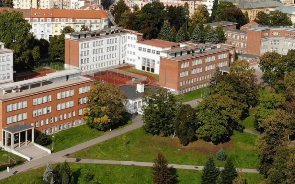 U hradeckých škol budou další kolárny, město chce bezpečí i méně aut