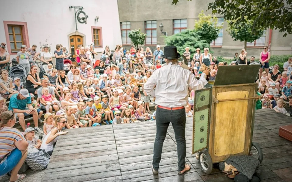 O víkendu můžete v Hradci krosnout Biřičku, dát si divadelňák i burger festival