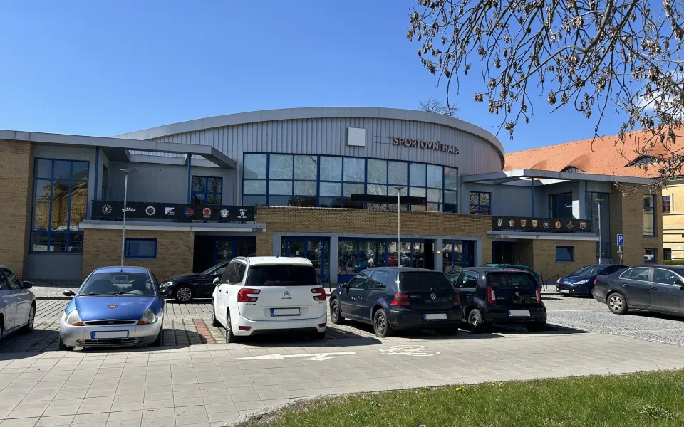 Hradec Králové v létě opraví střechu malé hokejové haly, zatéká do ní