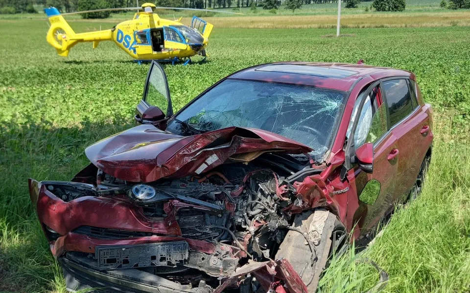 Při dopravní nehodě na Jičínsku utrpělo zranění pět lidí, mezi nimi dvě děti