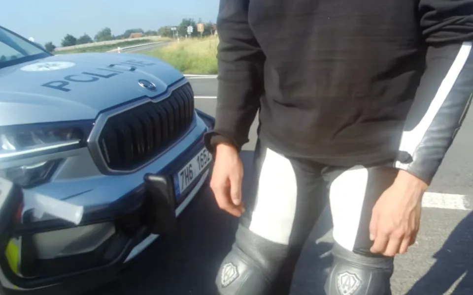 VIDEO: Mladý motorkář usnul na nastartované mašině uprostřed křižovatky