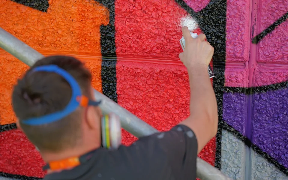 FOTOGALERIE: Street Art Festival přinesl nové muraly i návrat k poničenému dílu Tiny Chertové