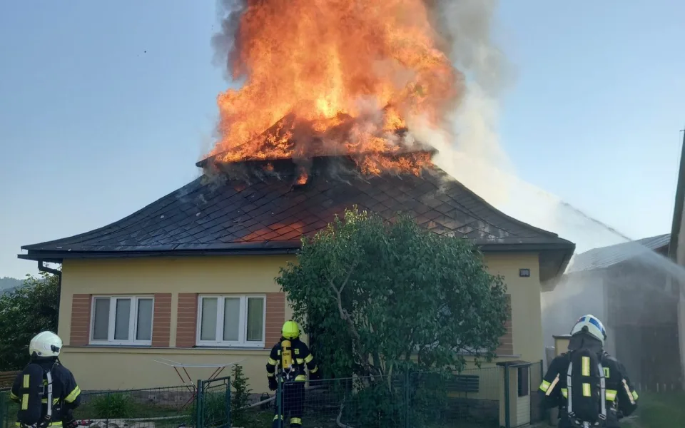 Hasiči likvidovali mohutný požár rodinného domu v Jičíně. Použili výškovou techniku