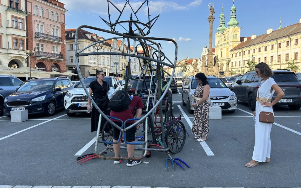 Kovová socha s názvem Divokolev na Velkém náměstí v Hradci Králové vyvolává bouřlivou debatu.
