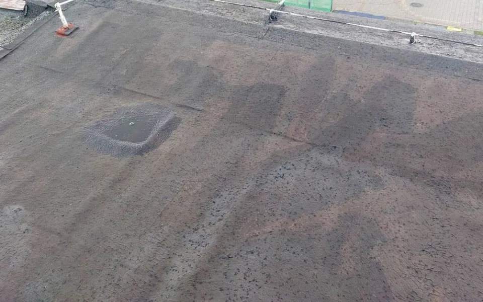Nátěr střechy byl proveden nekvalitně a neodborně.