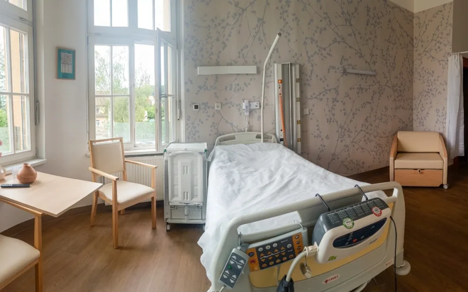 Jičínská nemocnice připravila na interním oddělení nové zázemí pro těžce nemocné pacienty, kteří chtějí poslední dny života strávit v soukromí se svými nejbližšími.