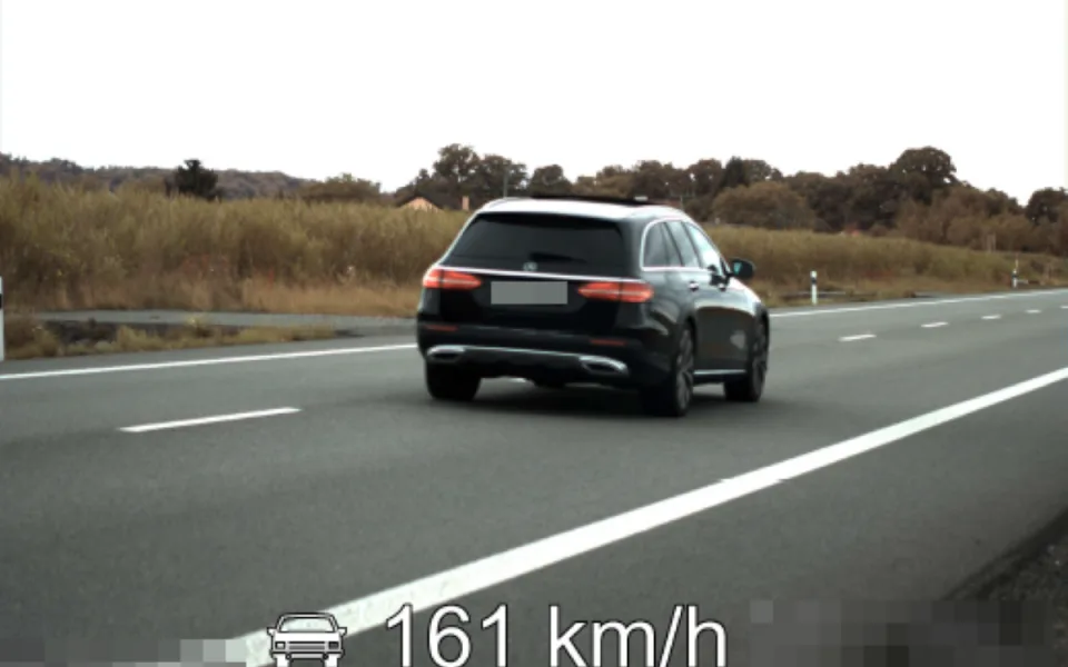 Obchvat Doudleb si spletl s dálnicí, řidič Mercedesu jel přes 160 km/hod